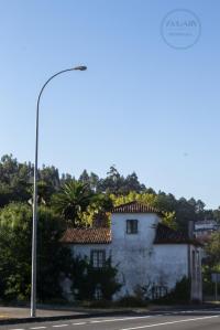 En plena carretera nacional, entre las localidades de Santiago de Compostela y Padrón podemos ver esta sencilla villa campestre.