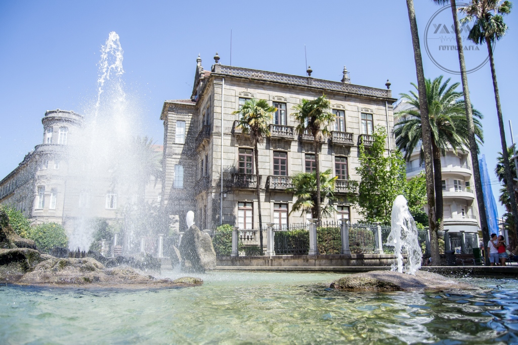 Este imponente palacete urbano está vinculado al indiano Manuel Martínez Bautista. Nacido en 1823 en Pontevedra, en 1840 se embarca hacia La Habana, Cuba, con una carta de recomendación dirigida a Pedro Fernández Villaverde, abriendo en la isla un almacén de vajillas.