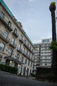 La construcción del inmueble fue promovida por el constructor vigués Benito Gómez González, padre de los célebres arquitectos Benito y Manuel Gómez Román.