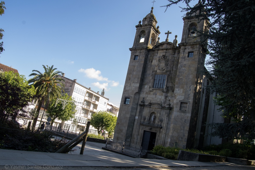 A principios del siglo XX la capital de Galicia expande su entramado urbano hacia el sur, mediante la apertura de calles como Senra, Hórreo o Carreira do Conde, avenidas que son ejecutadas con todo el cuidado y por donde la población de la ciudad vieja acostumbra a pasear.
