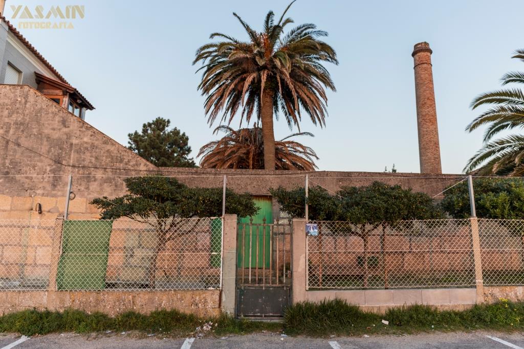 Situada en A Garita, un extremo de la playa de Rodeira, la construcción data aproximadamente de 1915.