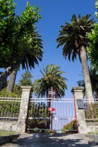 Casi frente al Pazo da Pena do Ouro encontramos esta gran finca que se abre a la carretera que se dirige a Boiro. Tras el portalón de acceso unos pequeños jardines donde el seto de boj dibuja los bancales para las cuatro palmeras canarias, destacando también el magnolio o la araucaria. Otra palmera canaria más se encuentra tras el inmueble.