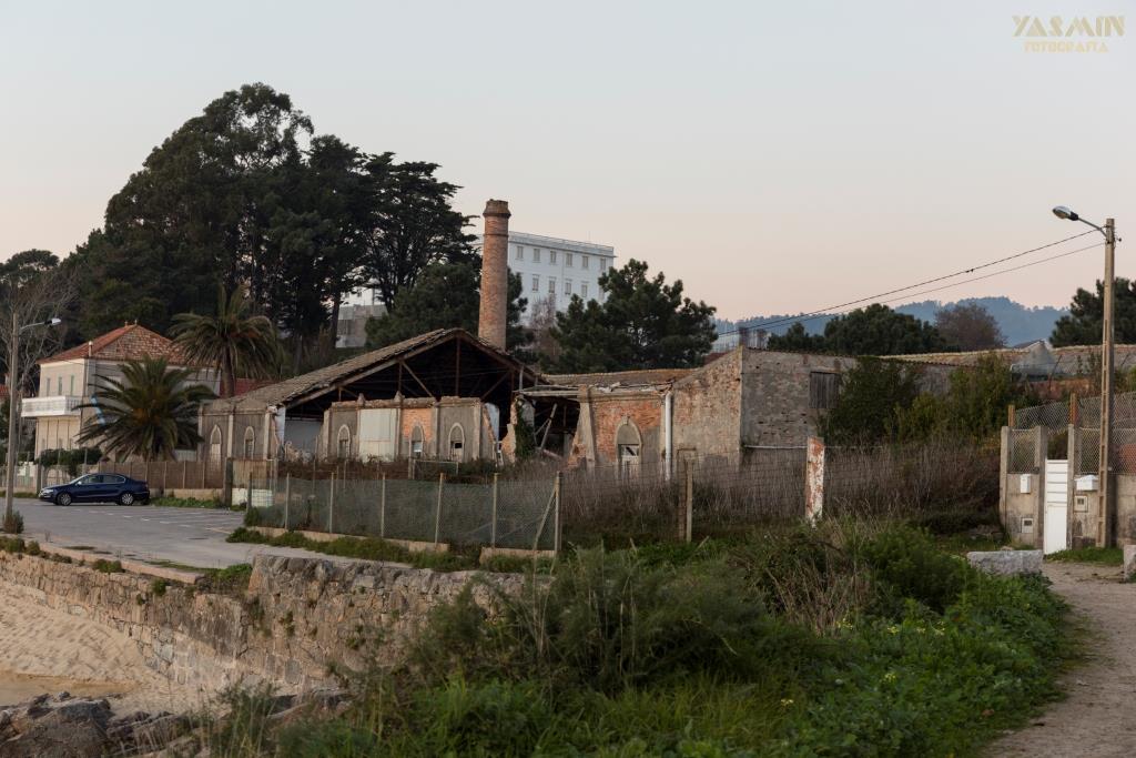 Situada en A Garita, un extremo de la playa de Rodeira, la construcción data aproximadamente de 1915.