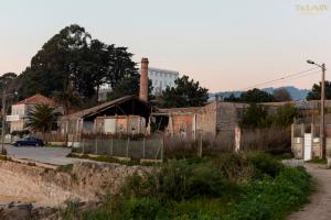 Situada en A Garita, un extremo de la playa de Rodeira, la construcción data aproximadamente de 1915.