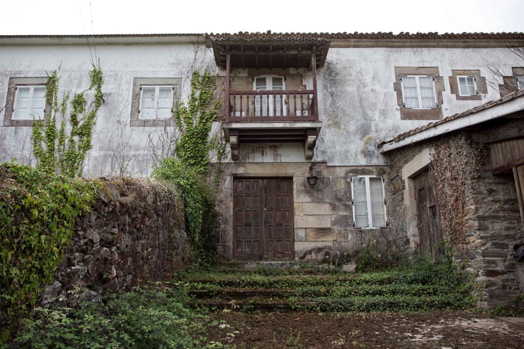 En el lugar de Bañobre y muy próximo al Pazo de San Paio se encuentra este otro de más humilde factura, quizá más destinado a la producción agropecuaria. Su origen parece estar relacionado con el vínculo creado por Lope García de Vilousaz y María Ares de Figueroa. El conjunto ha sufrido grandes modificaciones debido a los cambios en la propiedad de los terrenos, sin embargo todavía es apreciable el espacio original.