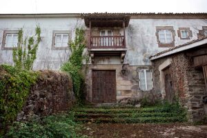 En el lugar de Bañobre y muy próximo al Pazo de San Paio se encuentra este otro de más humilde factura, quizá más destinado a la producción agropecuaria. Su origen parece estar relacionado con el vínculo creado por Lope García de Vilousaz y María Ares de Figueroa. El conjunto ha sufrido grandes modificaciones debido a los cambios en la propiedad de los terrenos, sin embargo todavía es apreciable el espacio original.