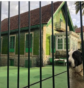 Esta casa de llamativa decoración fue promovida por el médico José Estévez y Clotilde Fernández, conocida como Mamá Clotilde, en el año 1895.