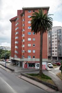 Parece seguro que este ejemplar, situado en Ace da Má, junto a la carretera que comunica A Coruña con Culleredo, procede de una antigua vivienda indiana o burguesa que se encontraba en la zona, pródiga en este tipo de asentamientos.