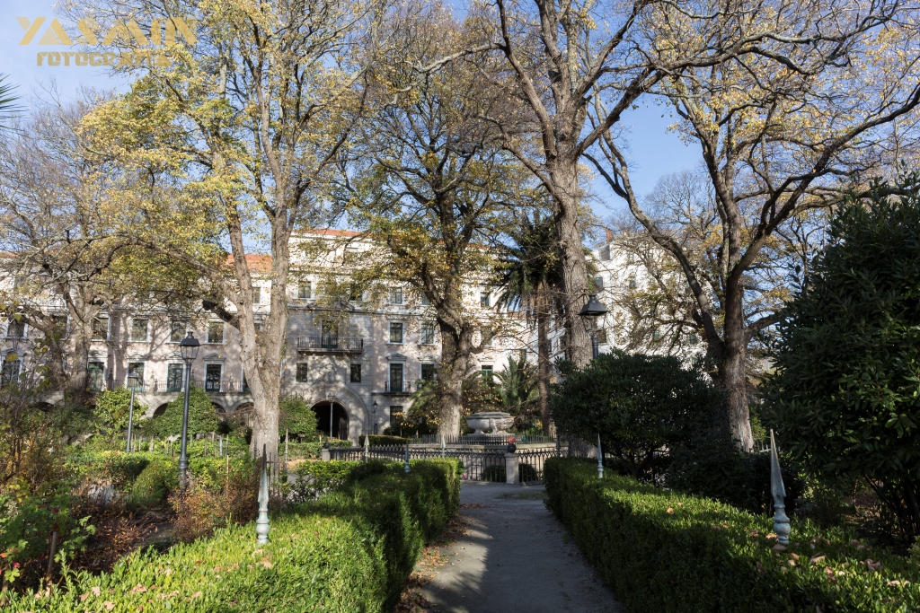 Antiguo baluarte defensivo, su aspecto actual data de 1834, estando presidido el conjunto por el monumento funerario a sir John Moore.