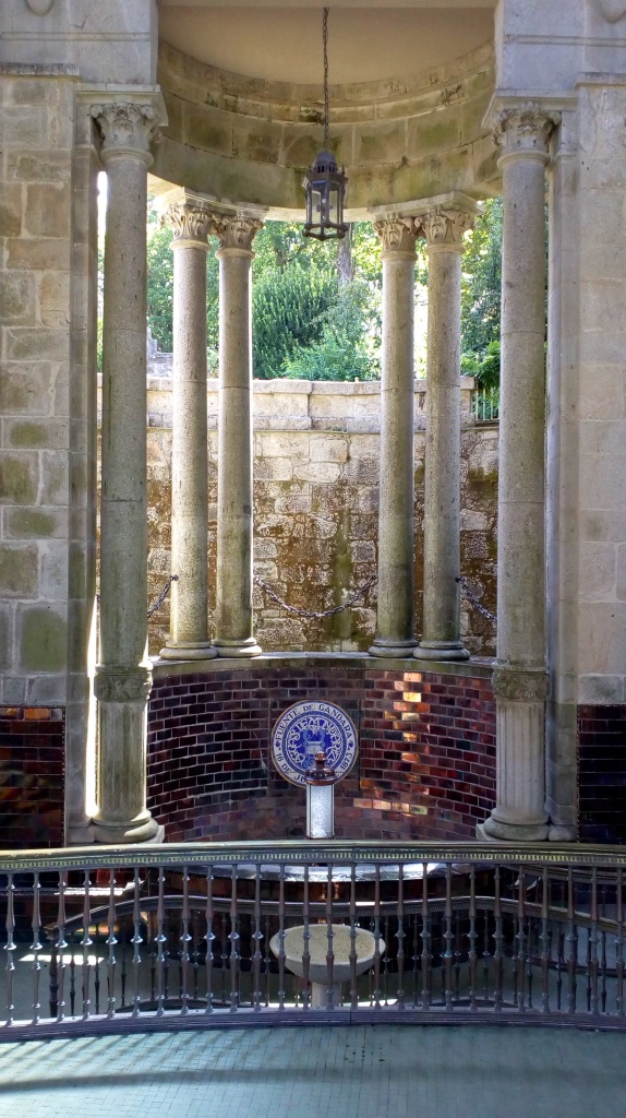 En 1872 se descubre la Fuente da Gándara y el empresario Ramón Peinador Vela solicita la declaración de utilidad pública de sus aguas, que llega al año siguiente. Pronto la fábrica de aguas de los hermanos Enrique y Ramón Peinador Vela embotellará a pleno rendimiento, tomando un nuevo rumbo la actividad con la apertura de la casa de baños en 1880.