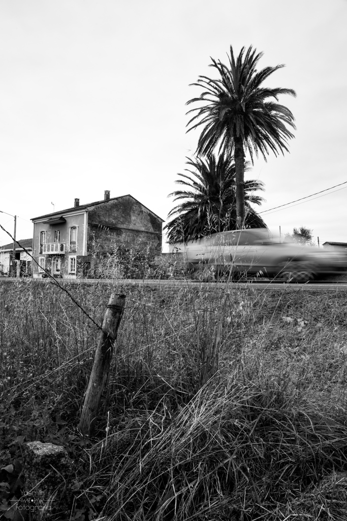 Junto a la carretera, en las proximidades de Ribadeo, se encuentra una casa labriega construida en 1830 cuya estructura sencilla de bajo, primera planta y bajocubierta se ve enriquecida con elementos ornamentales que asocian la propiedad a la emigración.