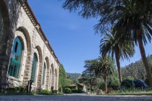 En 1925 la Sociedad Gallega de Electricidad encargaba al arquitecto Antonio Palacios, quien desarrollaba principalmente su obra en la ciudad de Madrid, el diseño de los diversos edificios de la Central Hidroeléctrica del Tambre.