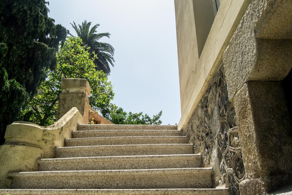 Situada en la rúa de San Roque junto a otras lujosas viviendas indianas la casa, edificada en 1910, combina el estilo ecléctico con el modernismo. Compuesta de semisótano, dos plantas y bajocubierta, en la asimétrica fachada destaca la torre que compone la esquina.