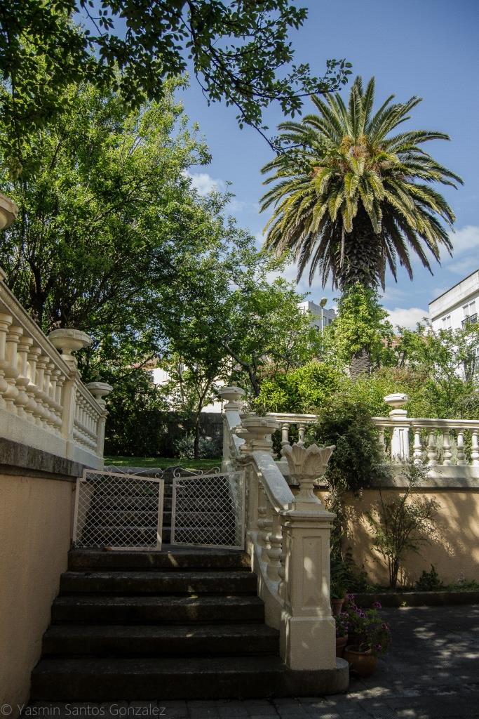 Situada en el Couto, frente al Colegio Hogar, la casa es construida en torno a 1915 por un indiano venido de Cuba.