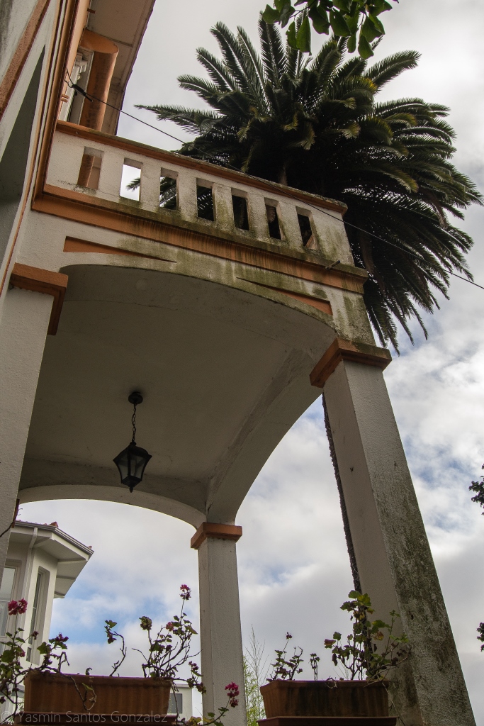 En dicha calle Vista Alegre se conservan todavía varias casas de gran antigüedad, una de las cuales es la Villa Miramar. Consta de dos alturas y un semisótano, con planta en forma de T.