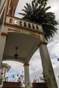 En dicha calle Vista Alegre se conservan todavía varias casas de gran antigüedad, una de las cuales es la Villa Miramar. Consta de dos alturas y un semisótano, con planta en forma de T.