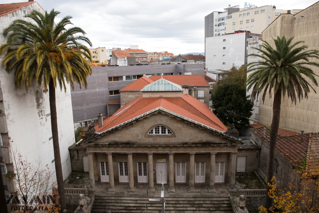 Sede actualmente del Archivo Histórico Provincial de Pontevedra, el edificio ofrece un llamativo diseño neoclásico, que imita al de un templo romano.