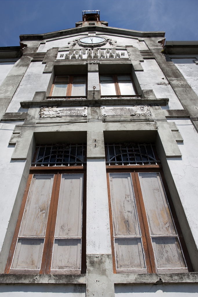 El nacimiento de este grupo escolar se vincula a José Antonio Cornide Crego, emigrante en Cuba y empresario cafetero, quien el 19 de noviembre de 1905 crea la Sociedad de Instrucción San Adrián junto con su hermano.