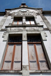 El nacimiento de este grupo escolar se vincula a José Antonio Cornide Crego, emigrante en Cuba y empresario cafetero, quien el 19 de noviembre de 1905 crea la Sociedad de Instrucción San Adrián junto con su hermano.