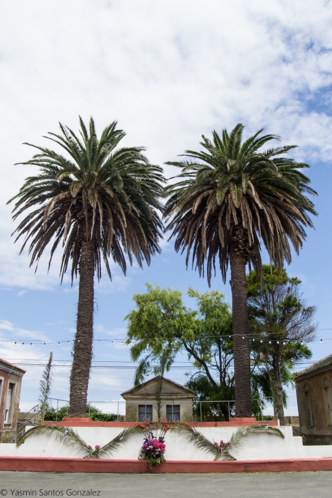 Conjunto formado por varios inmuebles independientes, incluyendo una villa que sirve de centro social, dos pabellones para las escuelas de niñas y niños, un patio, un escenario o baños.