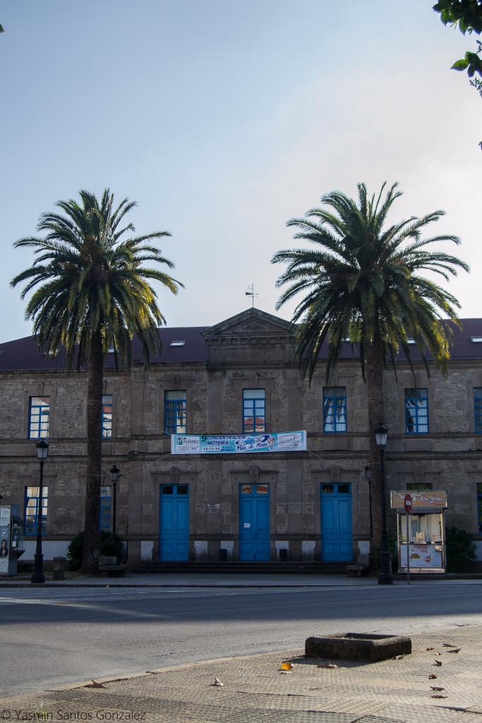 Rematado en 1889 para alojar la Casa do Concello, desde el año 1953 acoge el Instituto Virxe do Mar de Noia.