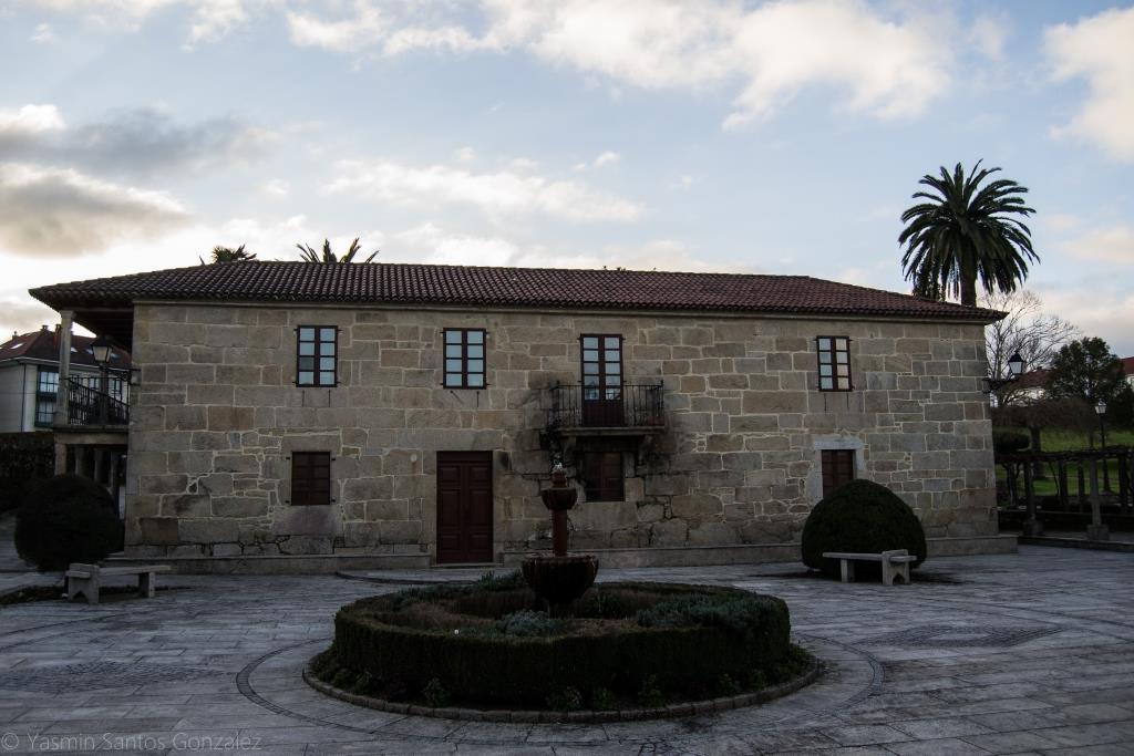 Actualmente propiedad municipal, el pazo fue en el siglo XVIII de la familia Piñeiro y Lago. En 1985 fallecía en el mismo el general Azcárraga, casado con la última dueña del inmueble y guionista de Botón de ancla.