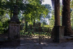 Entre la playa de Compostela y la vía del tren que une Vilagarcía con Carril se encuentra una curiosa propiedad con uno de los jardines botánicos privados más importantes de Galicia.