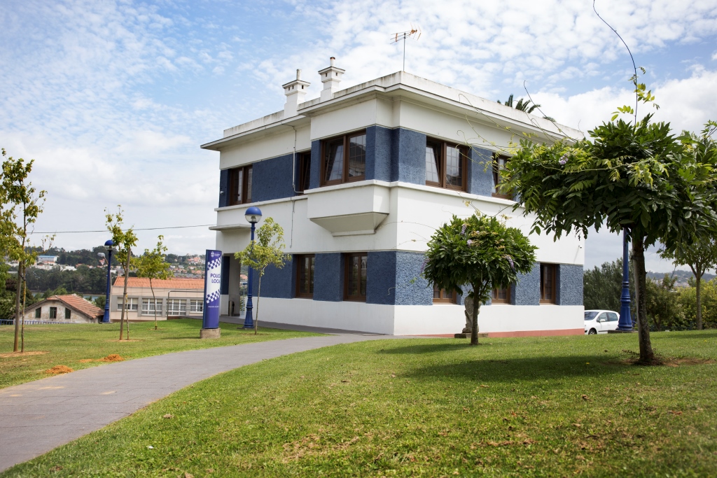 Localizada en A Corveira, Villa Lucinda es uno de los mejores ejemplos de arquitectura racionalista del concello, con elementos decorativos propios del Art Decó, habiendo sido diseñada por Santiago Rey Pedreira y José Caridad Mateo en los años treinta del siglo pasado.