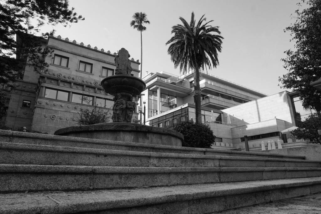 Parece que el hoy conocido como Hotel Pazo los Escudos fue diseñado por el arquitecto vigués Antón Román Conde a encargo de la familia Sensat, y construido a mediados del siglo XX en el lugar de Roade.