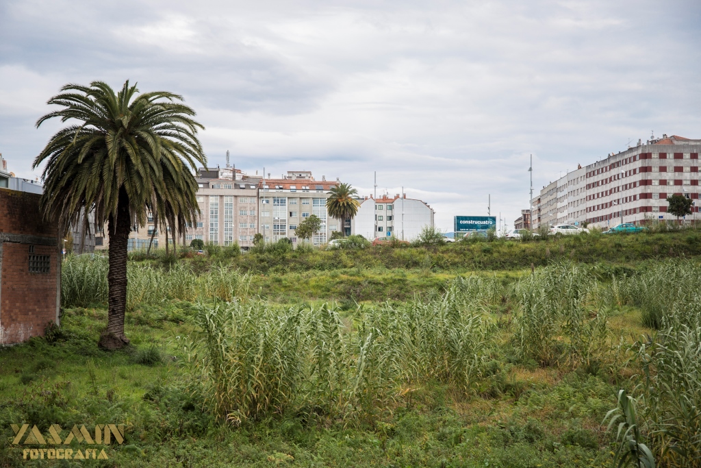 En el antiguo barrio de Eiriña, ocupando una gran extensión de terreno entre el núcleo urbano y la actual estación de ferrocarril se encontraba la finca de Joaquín Porta Cao, conocido maestro de obras.