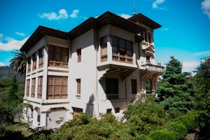 Nos encontramos ante uno de los mejores ejemplos de arquitectura indiana de Galicia, situado en la parroquia de Magazos. Promovida en el año 1927 por el emigrante en Cuba Antonio Pernas Corral, la vivienda es de estilo regionalista, constando de cuatro plantas.