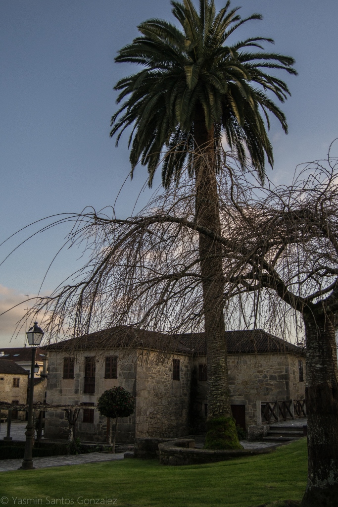 Actualmente propiedad municipal, el pazo fue en el siglo XVIII de la familia Piñeiro y Lago. En 1985 fallecía en el mismo el general Azcárraga, casado con la última dueña del inmueble y guionista de Botón de ancla.