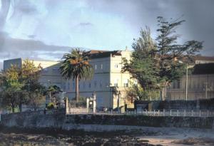 La historia de este espacio comienza en el año 1888, cuando el político Eugenio Montero Ríos construye la iglesia de los Placeres, donde actualmente reposan sus restos, y muy cerca de esta un pabellón de invitados para aquellos que visitaban el Pazo de Lourizán.