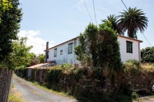 Muy próxima a les Escuelas de San Adrián, en la parroquia de San Adrián de Veiga, Ortigueira, se encuentra esta casa de campo de gran sencillez.