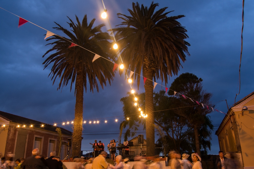 Conjunto formado por varios inmuebles independientes, incluyendo una villa que sirve de centro social, dos pabellones para las escuelas de niñas y niños, un patio, un escenario o baños.