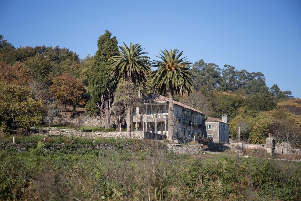 Desconocemos el origen de la propiedad, si bien podemos vincularla a mediados del siglo XX al Capitán de Artillería de la Armada Octavio Sanmartín Domínguez. Este mecenas de Padrón destaca, por ejemplo, por haber sido impulsor del “Pedrón de Ouro” o de la Fundación Rosalía de Castro, de la que fue su cuarto presidente.