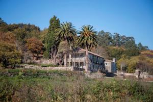 Desconocemos el origen de la propiedad, si bien podemos vincularla a mediados del siglo XX al Capitán de Artillería de la Armada Octavio Sanmartín Domínguez. Este mecenas de Padrón destaca, por ejemplo, por haber sido impulsor del “Pedrón de Ouro” o de la Fundación Rosalía de Castro, de la que fue su cuarto presidente.