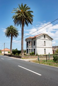 Ubicada justo frente a La Viña, esta casa indiana fue promovida en 1920 por el emigrante en Cuba Antonio Rey. Además de la vivienda, que se dispone en dos pisos y el bajocubierta, existen varias construcciones auxiliares como las cuadras, situadas en la finca trasera.