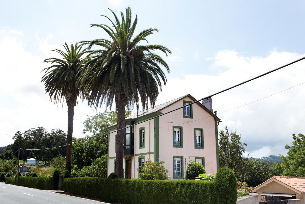 Tiene esta villa la peculiaridad de encontrarse frente a otra de gran porte, Casa de Charo, dado que fueron promovidas aquella por Antonio Rey y ésta por su hermano, ambos emigrados en Cuba.