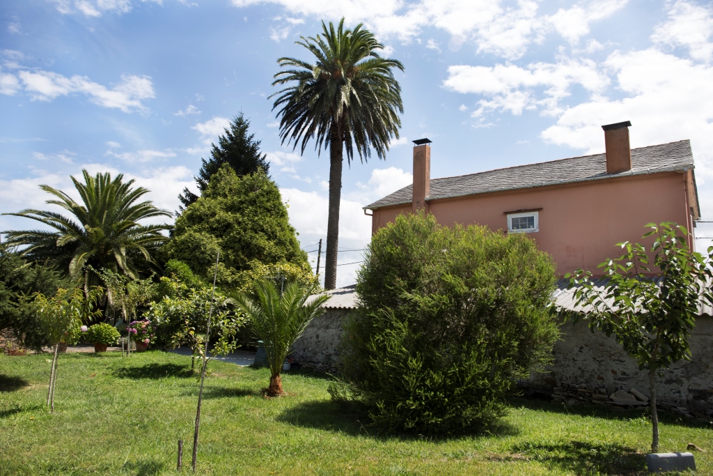 En la parroquia de San Adrián de Veiga se encuentra esta casa de estilo ecléctico de extrema sobriedad, compuesta de dos plantas y bajocubierta, abuhardillado en la fachada delantera.