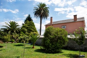 En la parroquia de San Adrián de Veiga se encuentra esta casa de estilo ecléctico de extrema sobriedad, compuesta de dos plantas y bajocubierta, abuhardillado en la fachada delantera.
