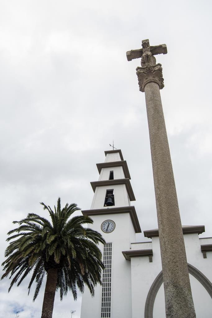 La iglesia nueva de Vilaboa, edificada a mediados de siglo con una flamante torre con estructura de hormigón armado, ha sufrido recientemente reparaciones en profundidad debido a la corrosión de su armadura.