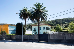 Ubicada en la carretera de Magazos esta casa parece relacionada con la misma familia Pernas que promueve el Chalet de Fondón.