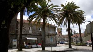 Ocupa este espacio el núcleo de la localidad junto con la contigua Plaza de España. Homenajea al sacerdote Domingo Blanco Lage, descubridor de las aguas de Mondariz hacia el año 1862.