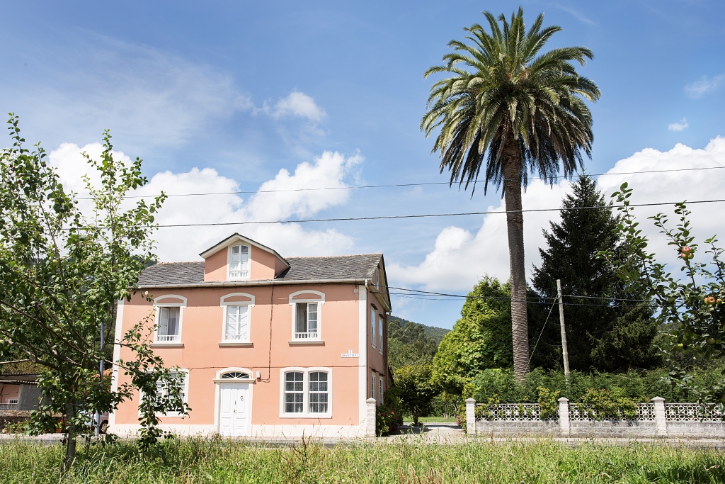 En la parroquia de San Adrián de Veiga se encuentra esta casa de estilo ecléctico de extrema sobriedad, compuesta de dos plantas y bajocubierta, abuhardillado en la fachada delantera.