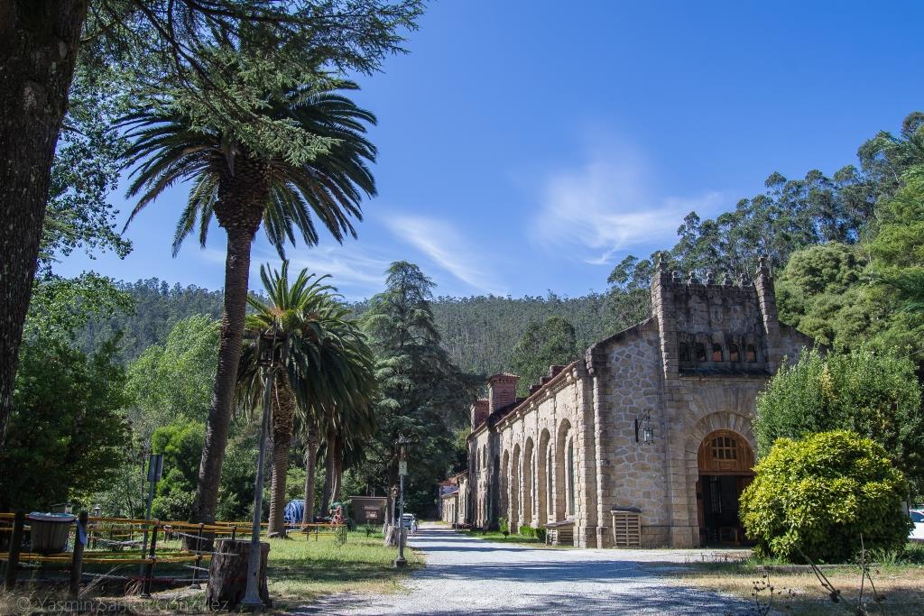 En 1925 la Sociedad Gallega de Electricidad encargaba al arquitecto Antonio Palacios, quien desarrollaba principalmente su obra en la ciudad de Madrid, el diseño de los diversos edificios de la Central Hidroeléctrica del Tambre.