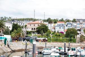 Entre la carretera y el malecón del puerto se extiende esta gran propiedad con cuidados y ordenados jardines.