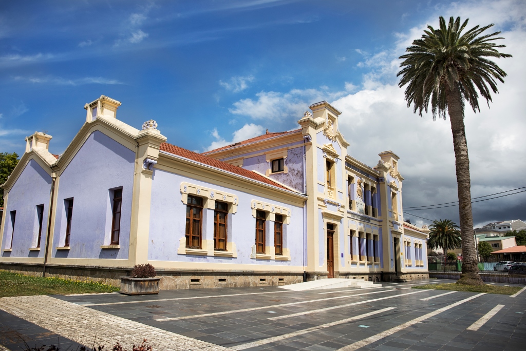 El fundador del periódico La Voz de Galicia Juan Fernández Latorre, diputado por Santa Marta de Ortigueira entre los años 1891 y 1912, hizo las gestiones para la construcción de la nueva escuela de la localidad en el año 1908.