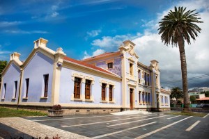 El fundador del periódico La Voz de Galicia Juan Fernández Latorre, diputado por Santa Marta de Ortigueira entre los años 1891 y 1912, hizo las gestiones para la construcción de la nueva escuela de la localidad en el año 1908.