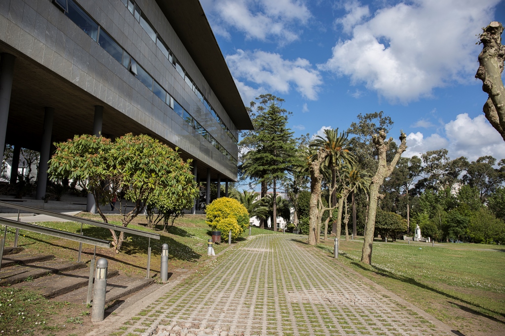 Las instalaciones se ubican sobre el antiguo lazareto, inaugurado en el año 1888. Actualmente y rodeados de un amplio parque se disponen la Batería de Oza, el Hospital de Oza, el Pabellón de Colonias y el Pabellón Quirúrgico Fernández Latorre, que componen un valioso conjunto.